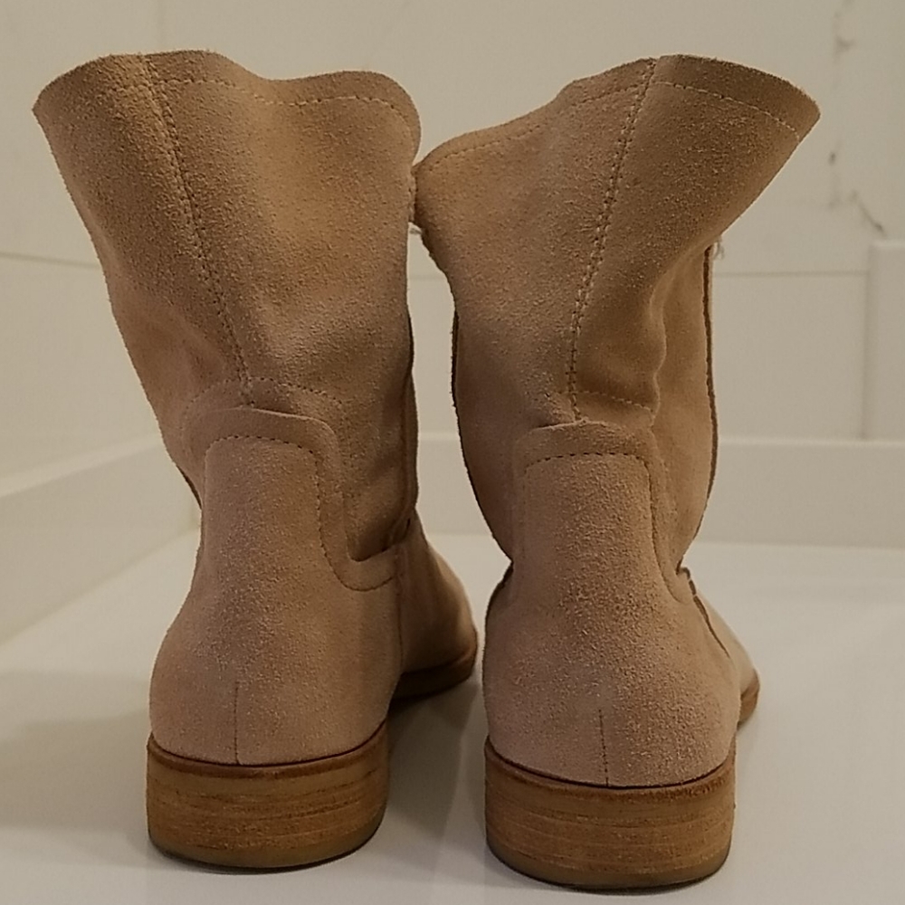 Short flat boots